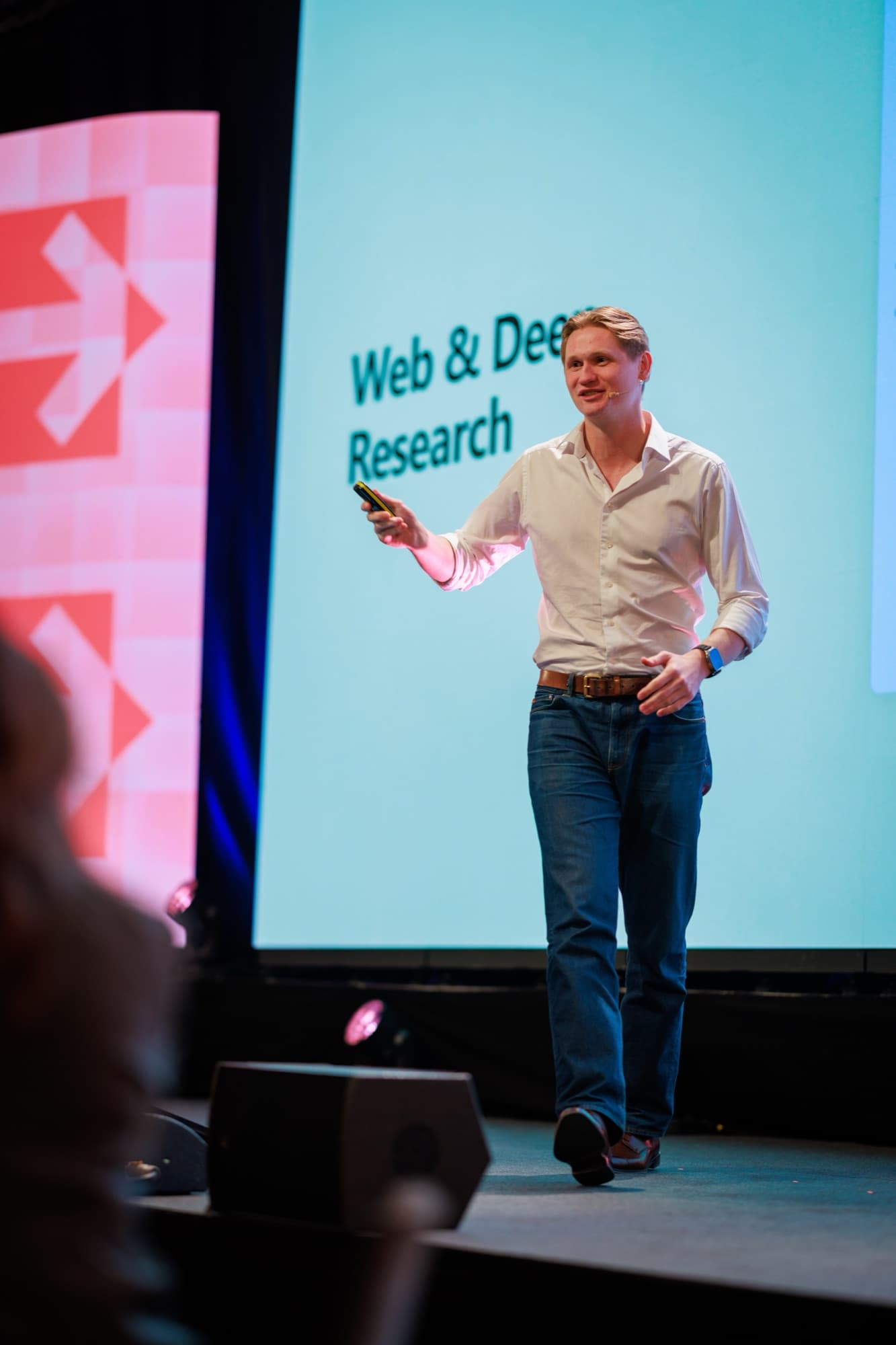 Anders Rodem presenting a slide during a talk