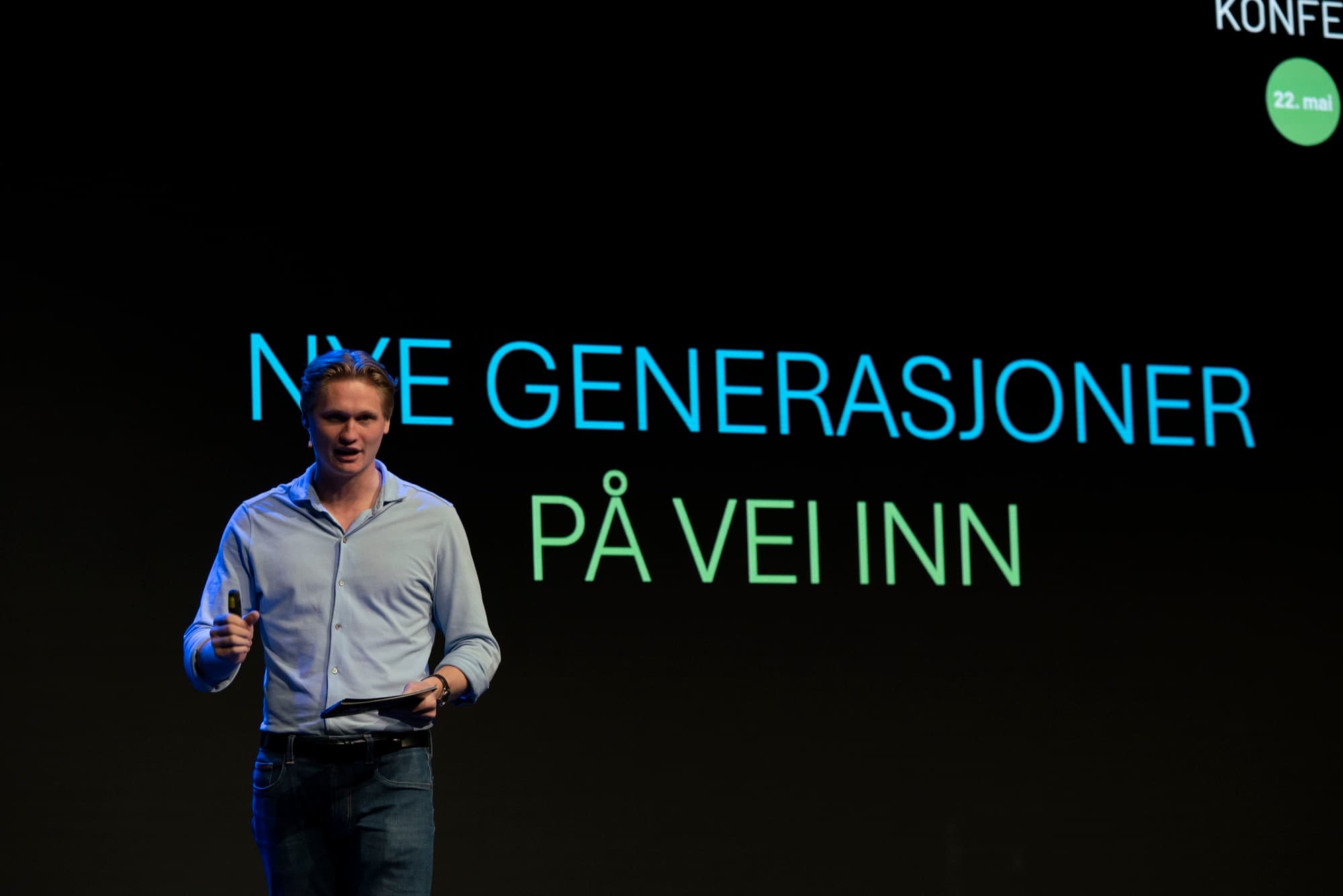 Anders Rodem presenting to an audience