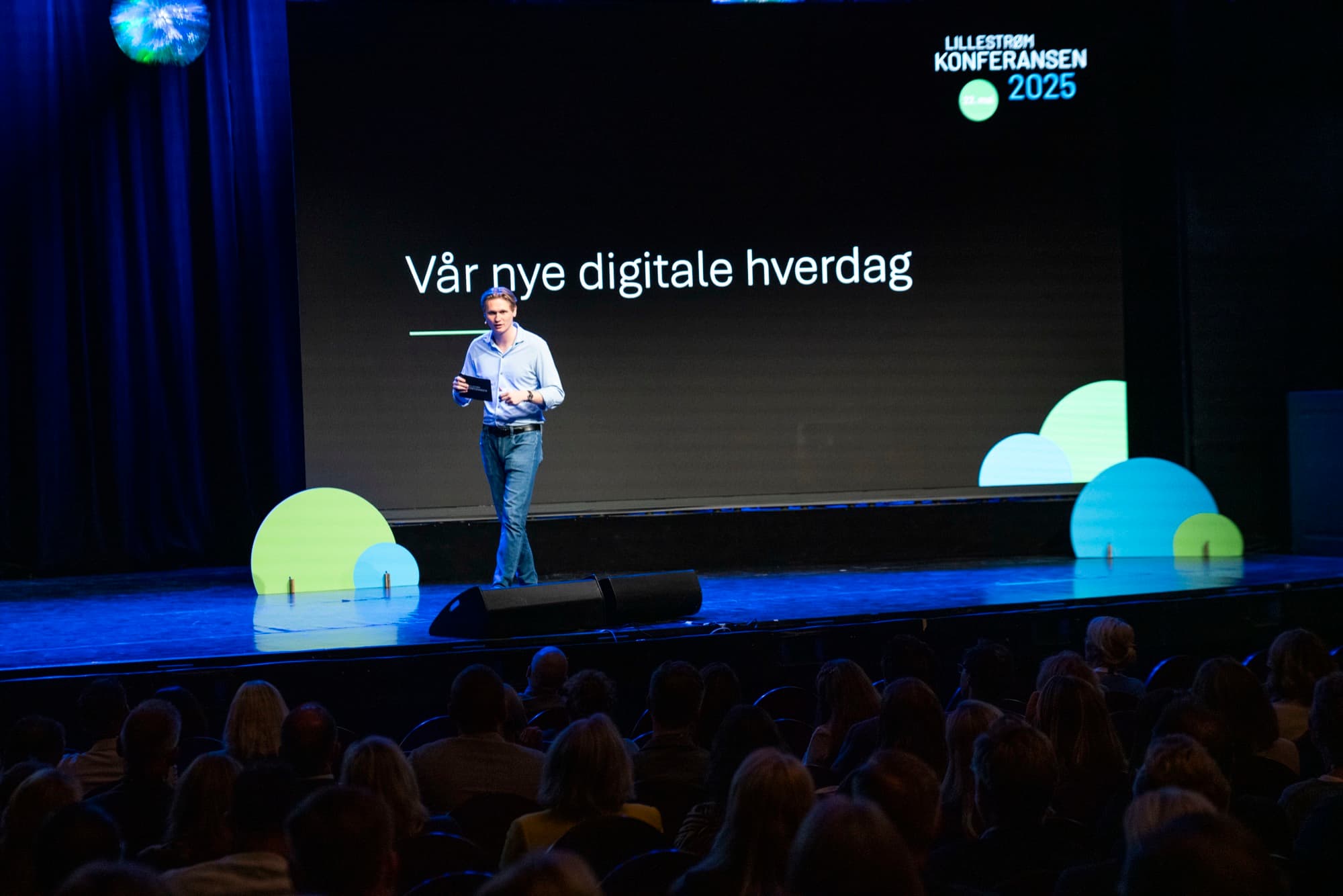 Anders Rodem on stage in front of a full auditorium