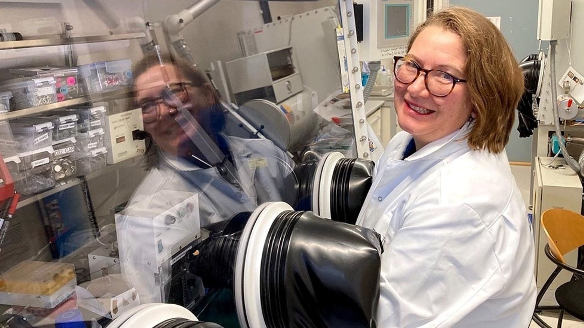 På NTNUs Institutt for materialteknologi, lager professor Ann Mari Svensson og kollegene hennes små testbatterier fra grunnen av. – Etter å ha jobbet med litiumionbatterier i mange år, prøver vi nå å lage batterier som bruker kun aluminium og grafitt. Det er vesentlig billigere enn litium, forteller Svensson.